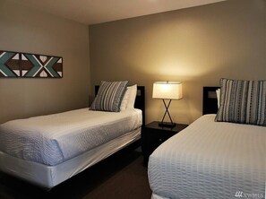 2 bedrooms, iron/ironing board, free WiFi, bed sheets - Wapato Point Resort Condo - Right on Lake Chelan! (Manson)