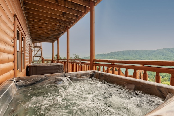 Tina de hidromasaje al aire libre