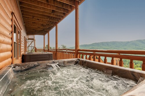 Sugarland by AvantStay | Sleeps 28 | Indoor Pool, 2 Hot Tubs, Home Theater, BBQ