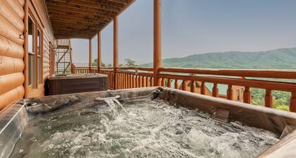Sugarland by AvantStay | Sleeps 28 | Indoor Pool, 2 Hot Tubs, Home Theater, BBQ