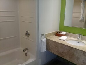 Kylpyamme, hiustenkuivaaja, pyyhkeet, saippua