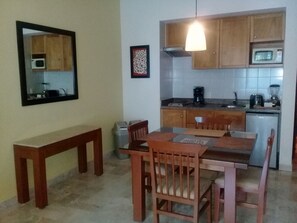 Jääkaappi, mikroaaltouuni, liesi, kahvin-/teenkeitin