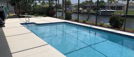 Una piscina al aire libre, una piscina climatizada