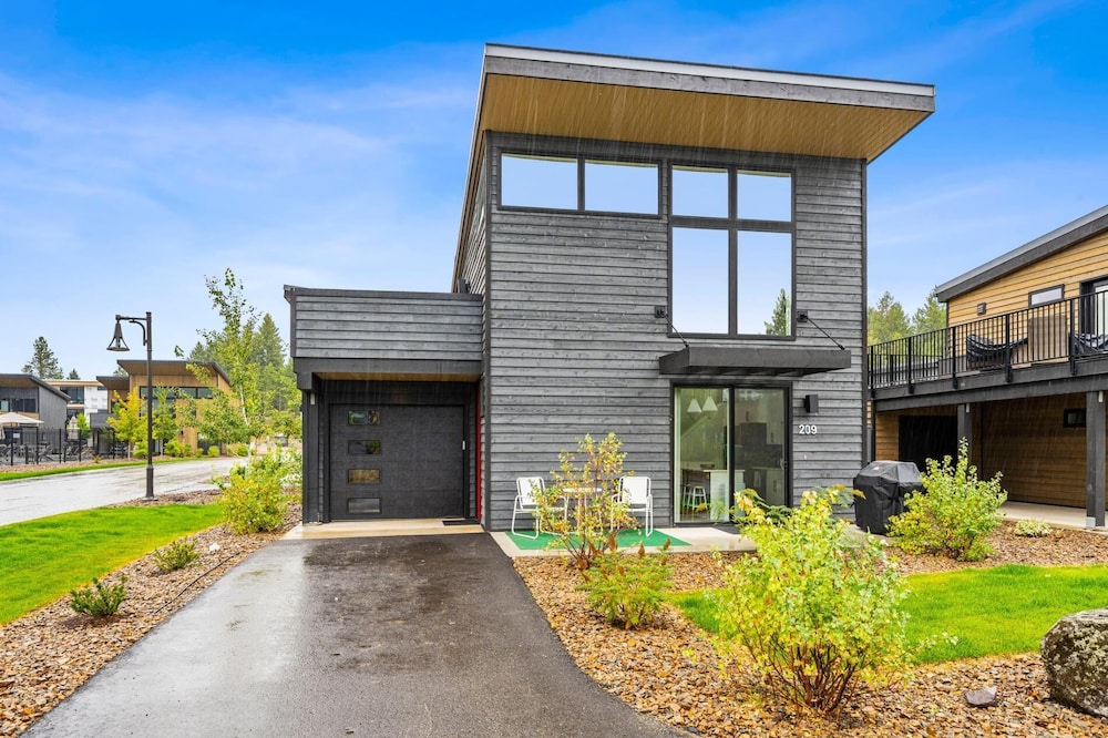 Brand New 2 Bedroom Townhome with community hot tub, pool, & fitness center!