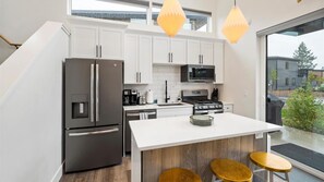 Réfrigérateur, four à micro-ondes, un four, surface de cuisson