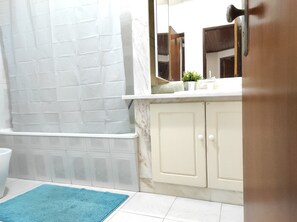 Ensemble baignoire-douche, séchoir à cheveux, bidet, serviettes fournies
