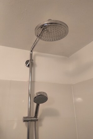 Ducha, secador de pelo, bidet, jabón