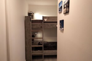 9 bedrooms, travel cot, free WiFi