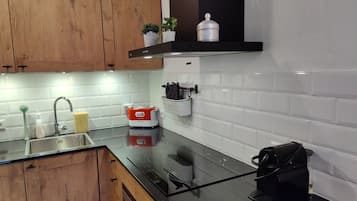 Kühlschrank, Mikrowelle, Ofen, Herdplatte