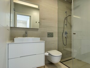 Dusche, Haartrockner, Handtücher, Toilettenpapier