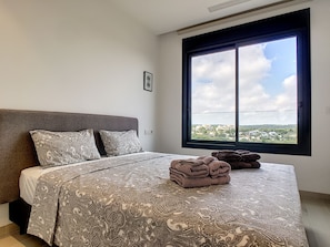 3 slaapkamers, een strijkplank/strijkijzer, gratis wifi, beddengoed