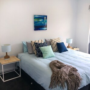 4 habitaciones, escritorio y tabla de planchar con plancha 