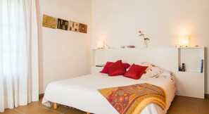 4 habitaciones, tabla de planchar con plancha y cuna de viaje