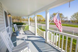 Terrace/patio - North Cottage at Hobbit Hollow Farm (Skaneateles)