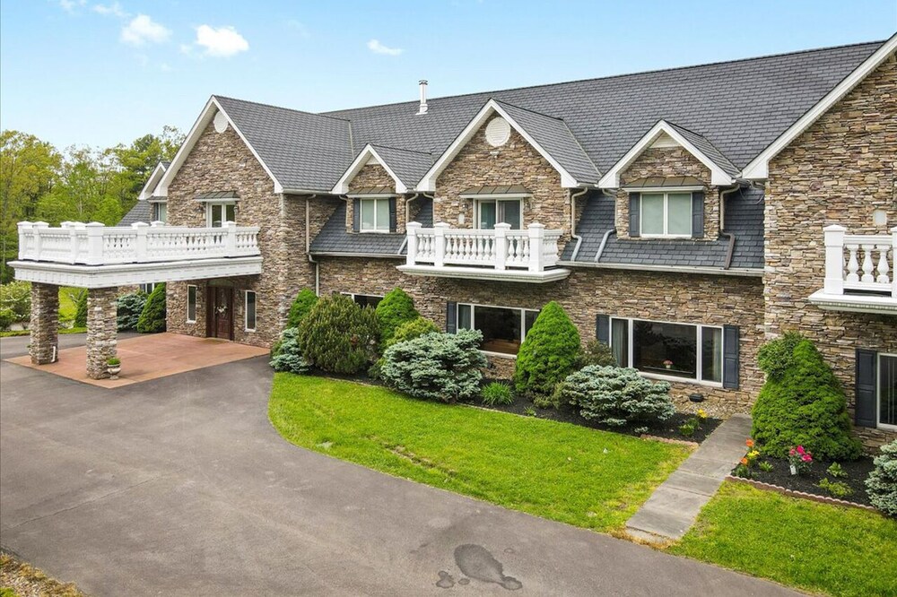 Super Luxury Mansion & Green Retreat In Plains PA