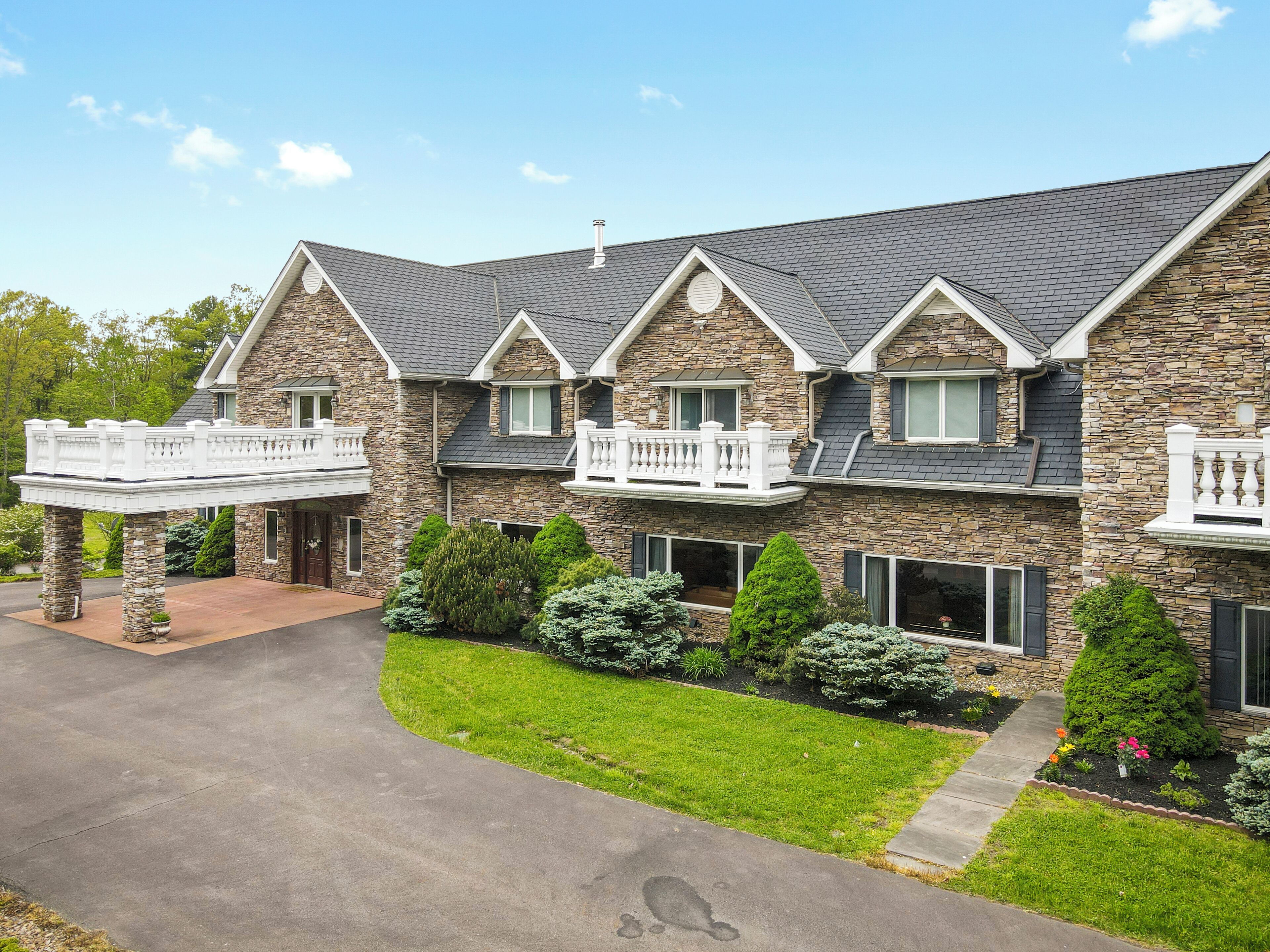 Super Luxury Mansion & Green Retreat In Plains PA