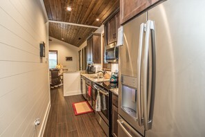 Fridge, microwave, stovetop, dishwasher - NEW FOREST COTTAGE W/GRILL & SCREENED IN PATIO:HIKE, FISH, GOLF, WATERFALLS (Glenville)