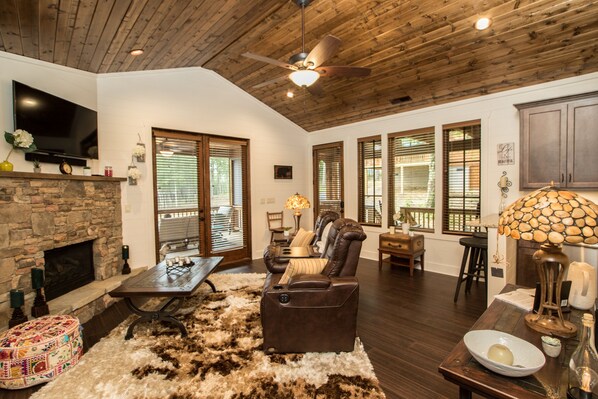 Smart TV, fireplace - NEW FOREST COTTAGE W/GRILL & SCREENED IN PATIO:HIKE, FISH, GOLF, WATERFALLS (Glenville)