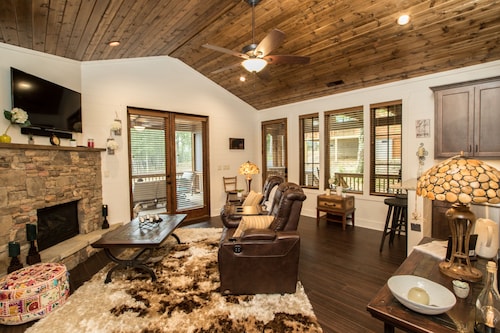 NEW FOREST COTTAGE W/GRILL & SCREENED IN PATIO:HIKE, FISH, GOLF, WATERFALLS