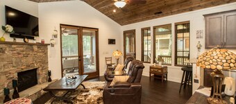 NEW FOREST COTTAGE W/GRILL & SCREENED IN PATIO:HIKE, FISH, GOLF, WATERFALLS