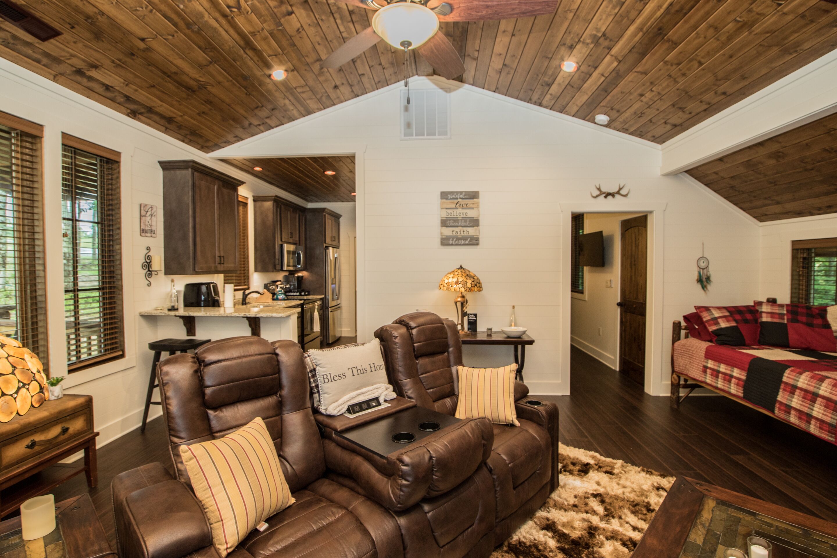 NEW FOREST COTTAGE W/GRILL & SCREENED IN PATIO:HIKE, FISH, GOLF, WATERFALLS