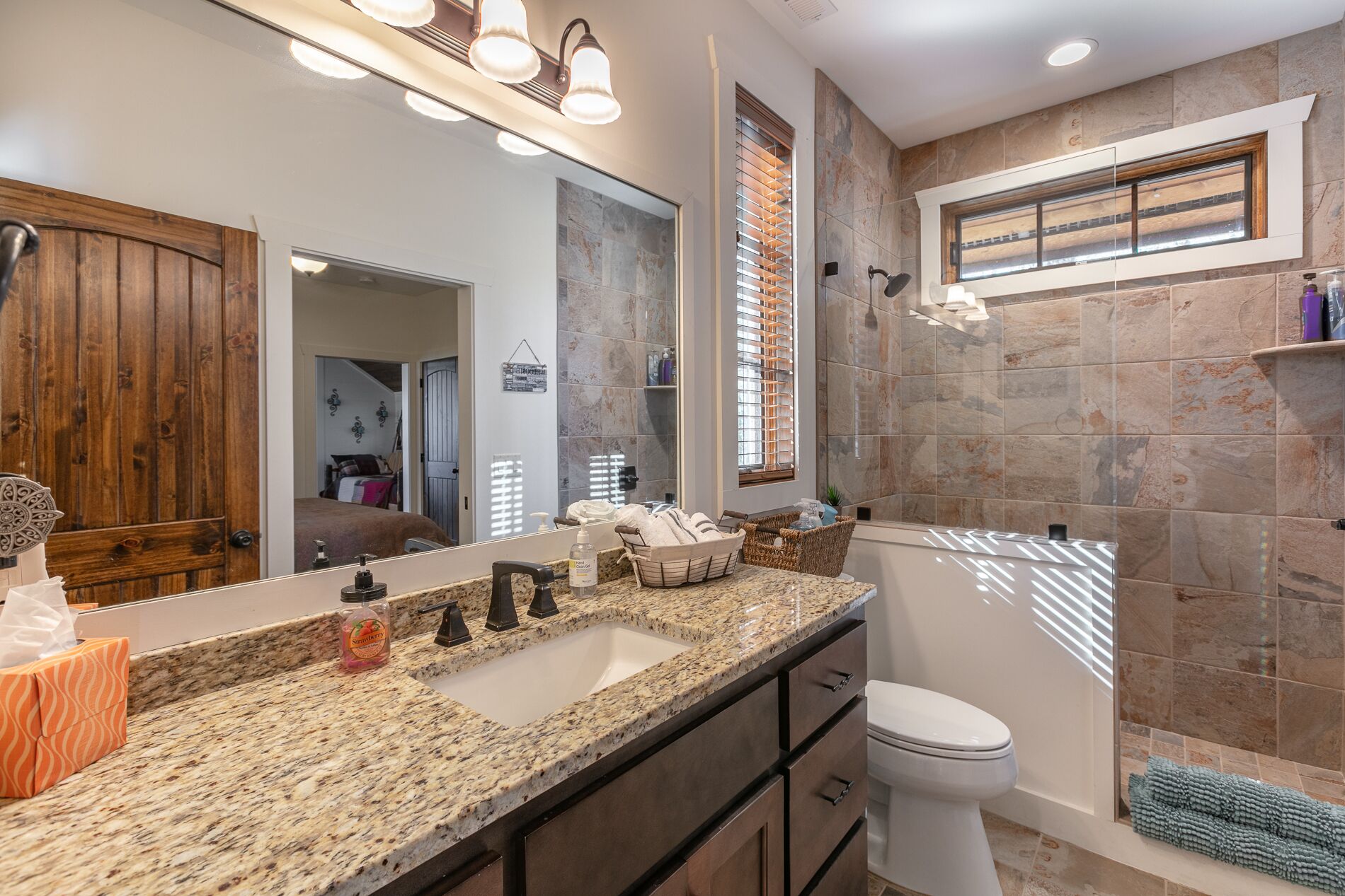 NEW FOREST COTTAGE W/GRILL & SCREENED IN PATIO:HIKE, FISH, GOLF, WATERFALLS