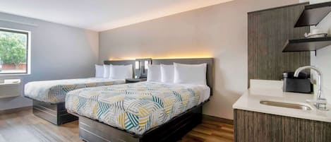 Decoración personalizada, muebles diferentes, escritorio y wifi gratis