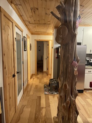 Interior - SUPER CUTE On the lake, Deep Water quiet cove; DOG FRIENDLY, easy walk to lake (Hartwell)