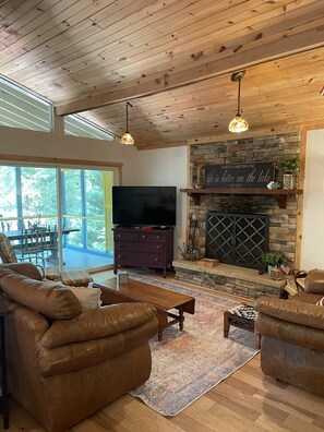 Smart TV, fireplace, DVD player, books - SUPER CUTE On the lake, Deep Water quiet cove; DOG FRIENDLY, easy walk to lake (Hartwell)