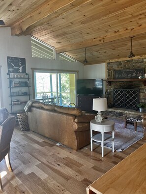 Interior - SUPER CUTE On the lake, Deep Water quiet cove; DOG FRIENDLY, easy walk to lake (Hartwell)