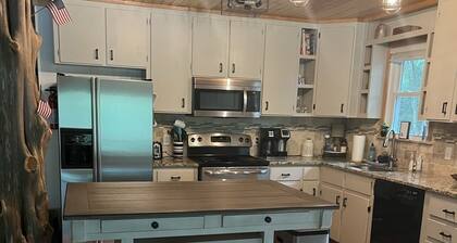 SUPER CUTE On the lake, Deep Water quiet cove; DOG FRIENDLY, easy walk to lake