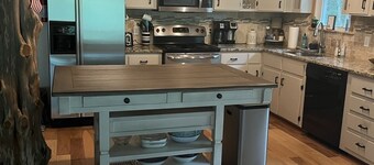SUPER CUTE On the lake, Deep Water quiet cove; DOG FRIENDLY, easy walk to lake