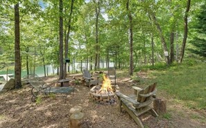 Property grounds - SUPER CUTE On the lake, Deep Water quiet cove; DOG FRIENDLY, easy walk to lake (Hartwell)