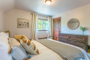 2 habitaciones, escritorio y tabla de planchar con plancha