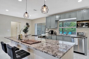 Kylskåp, mikrovågsugn, ugn och spishäll