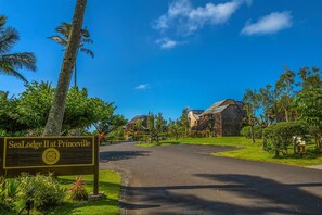 Property grounds - A1: 1 bedroom, 1st floor, oceanfront (Princeville)
