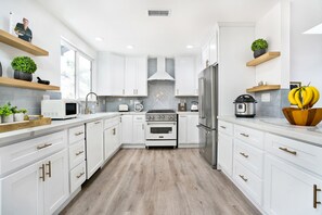 Jääkaappi, mikroaaltouuni, uuni, liesi