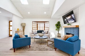 Älytelevisio, takka, kirjoja