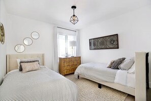 4 makuuhuonetta, työpöytä, silitysrauta/-lauta, ilmainen Wi-Fi