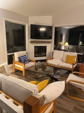 Smart TV, chimenea, reproductor de DVD y libros