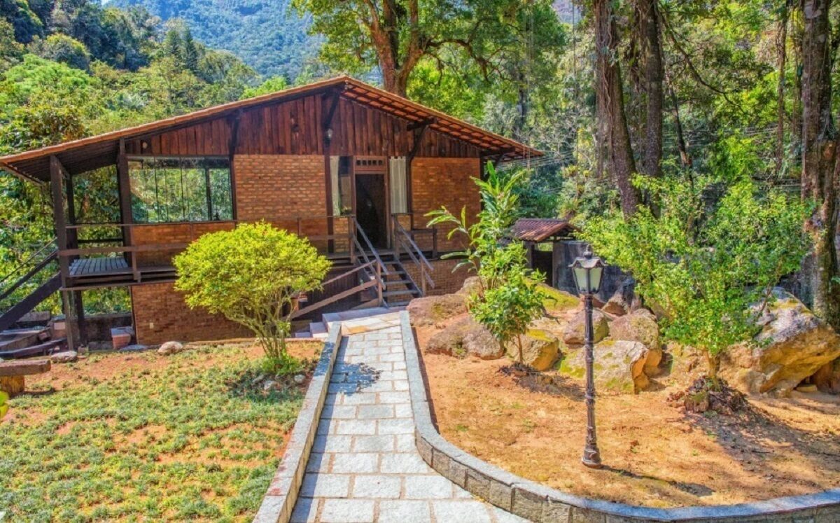 Village where a river passes