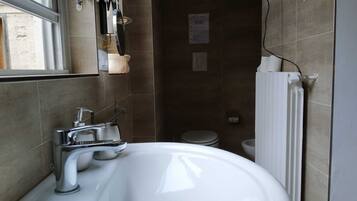 Luxury Room | Bathroom | Shower, hydromassage showerhead, hair dryer, bidet