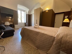 Superior Room | Premium bedding, individually decorated, desk, laptop workspace - Central Rooms (Bari)