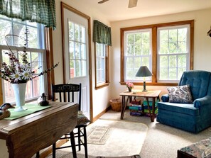 Una Smart TV, un reproductor de DVD, un futbolín