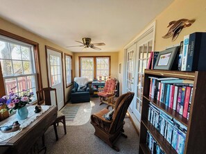 Smart TV, DVD player, table football, ping pong - Our 80-Acre Farm, Lake, Nature Trail, Bonfires, Starry Nights  2 Miles Grafton (Grafton)