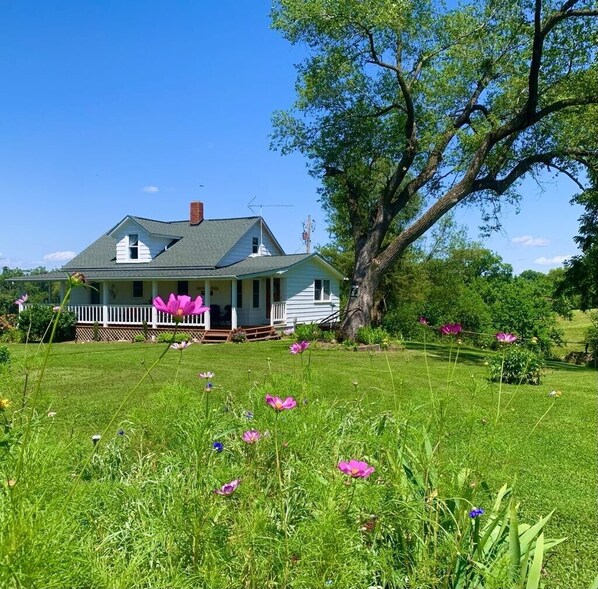 Exterior - Farmhouse 80 Acres Rec Room Peddle Boat Lake Fishing Nature Trl 2 ml to Grafton (Grafton)