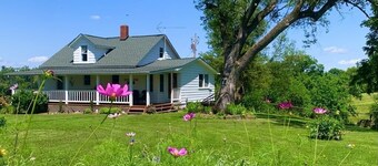 Farmhouse 80 Acres Rec Room Peddle Boat Lake Fishing Nature Trl 2 ml to Grafton