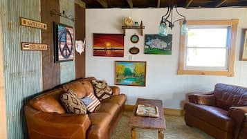 TV connectée, lecteur de DVD, baby-foot, table de tennis de table