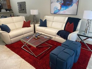 Smart TV, chimenea, estéreo y oficina 