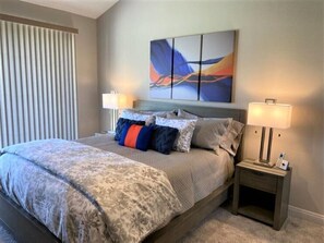 2 habitaciones, escritorio y tabla de planchar con plancha 